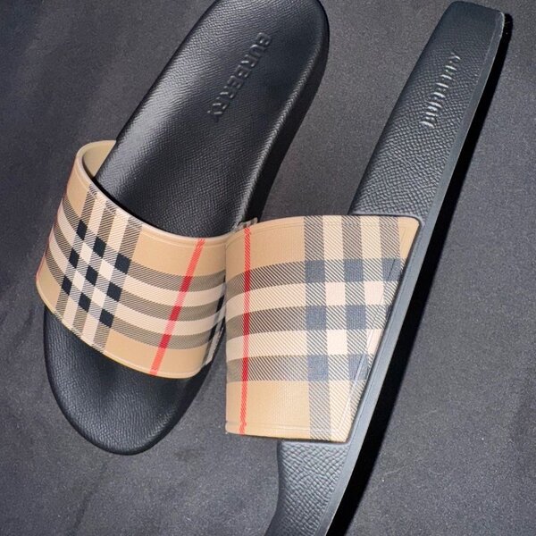 Claquettes à carreaux élégantes