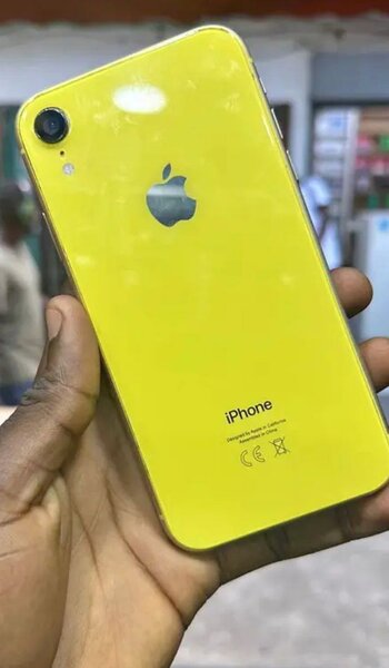 iPhone XR jaune élégant