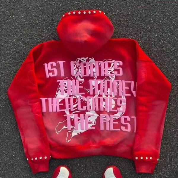 Sweat à capuche rouge stylé