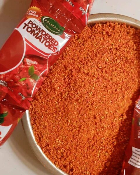 Powdered tomatoes in satchets