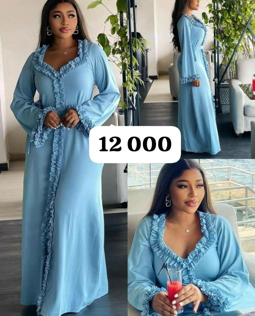 Robe élégante bleu avec volants