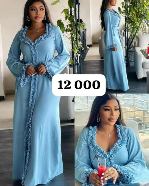 Robe élégante bleu avec volants