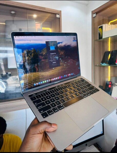 MacBook Pro M2 13inches 256gig .