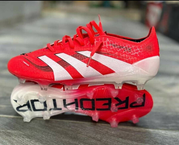 Chaussures de football rouges