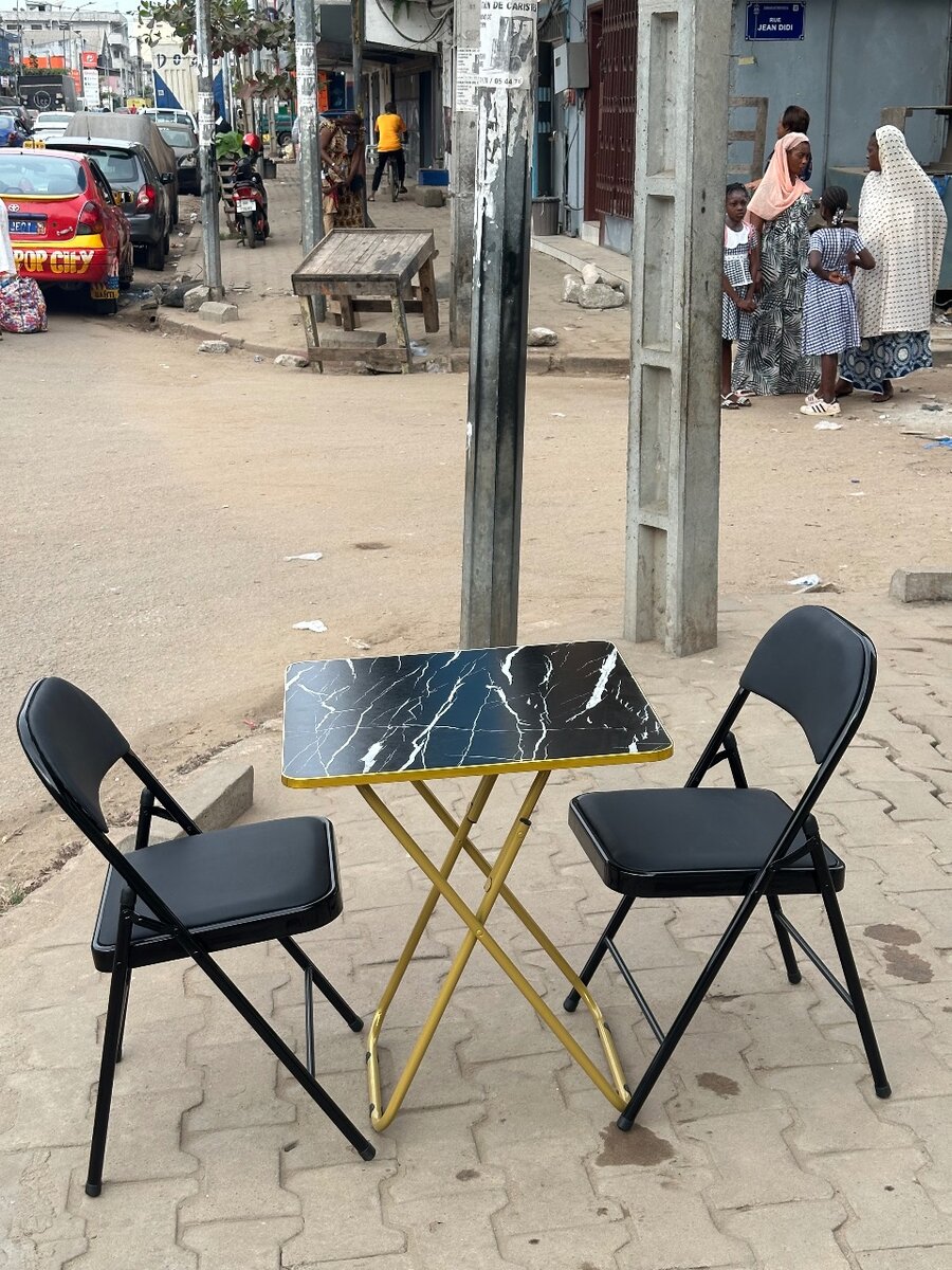 Table pliante moderne et chaises