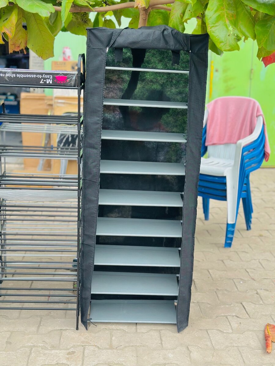 Étager de chaussures et habits
