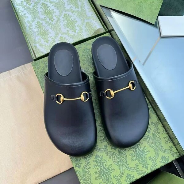 Mules en cuir noir élégant
