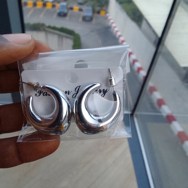 Boucles d'oreilles argentées modernes