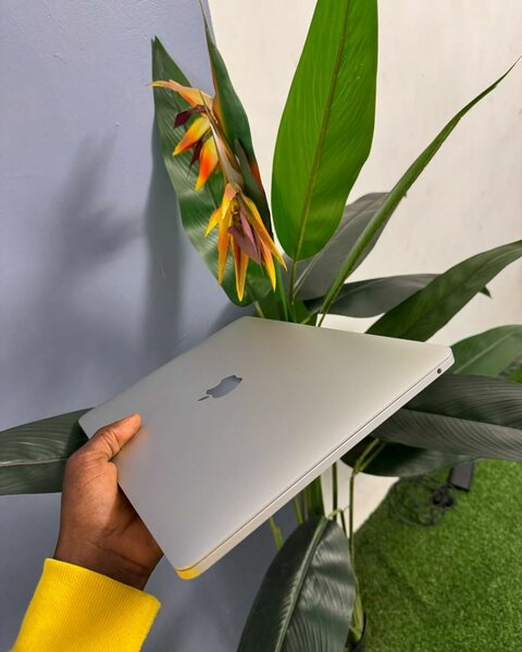 MacBook Pro 2019 Core i5 8gb 128 SSD Touchbar