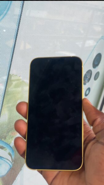 iPhone 14 simple couleur jaune