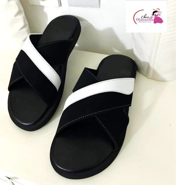 Sandales noires et blanches