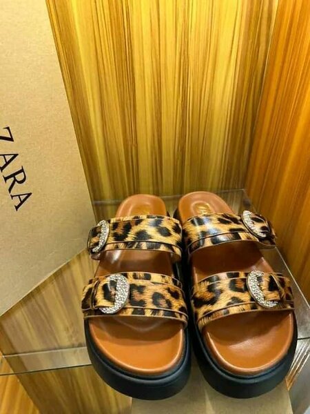 Sandales léopard avec strass