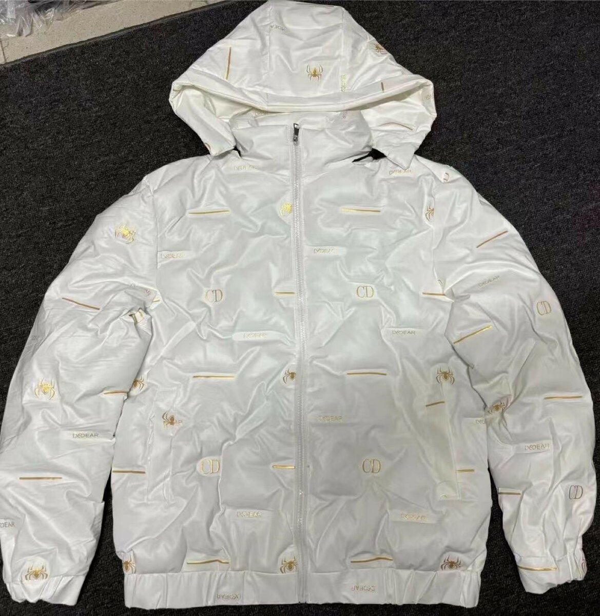 Veste à capuche blanche