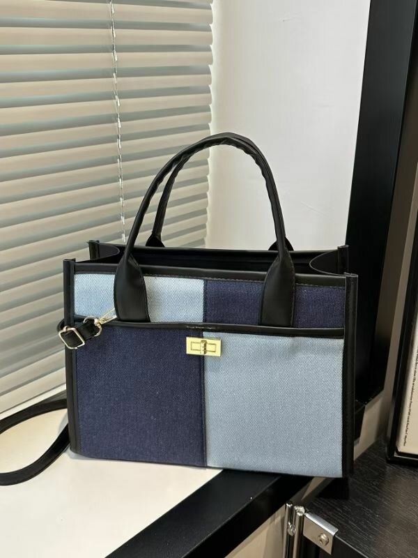 Sac à main en cuir et jeans