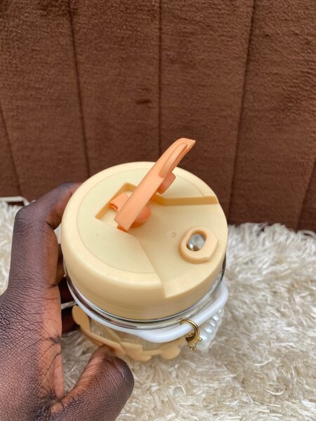 Tasse en verre avec paille