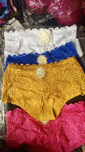 Culottes en dentelle colorées