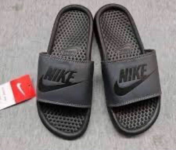 Claquettes noires Nike confort