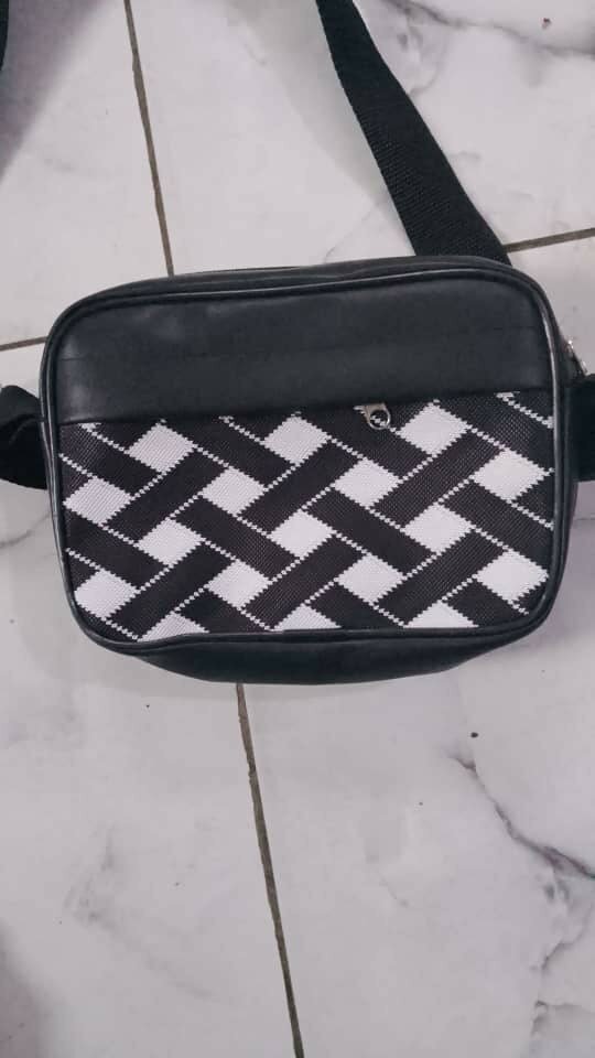Sacoche noire à motifs