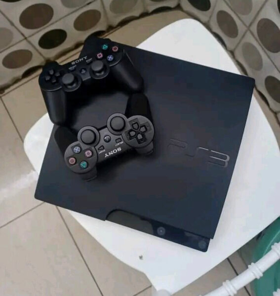 Console Sony PlayStation 3 avec manettes