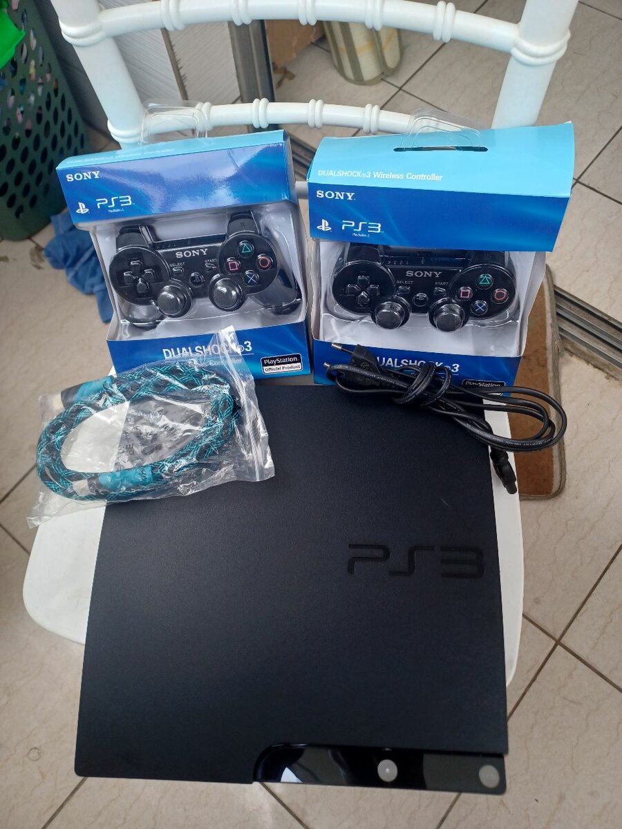 Console PS3 Slim avec manettes