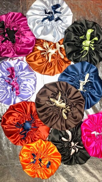 Bonnet en satin Double face