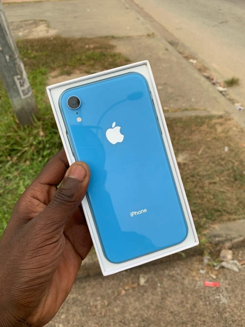 iPhone XR 64giga casineuf avec son carton
