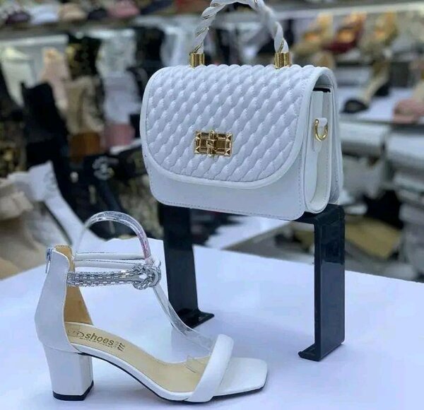 Sandales et sac blancs élégants