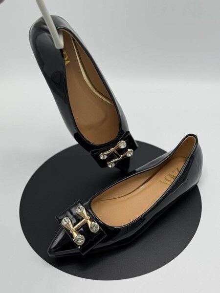 Flat shoe