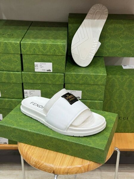 Claquettes Blanches Élégantes