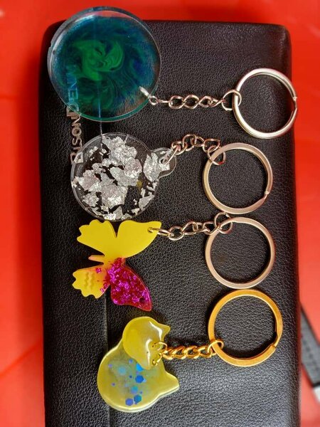 Resin artifact