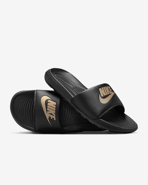 Claquettes, Sandales et Tongs. Nike BE