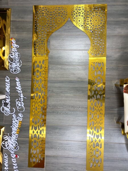 Cadre décoratif en métal doré