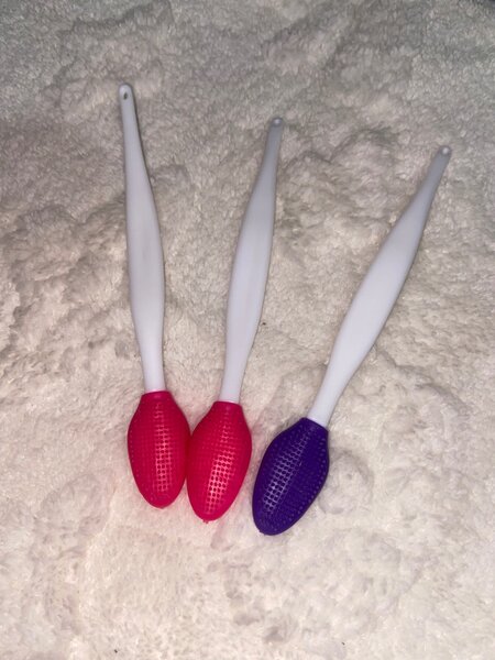 Lip brush
