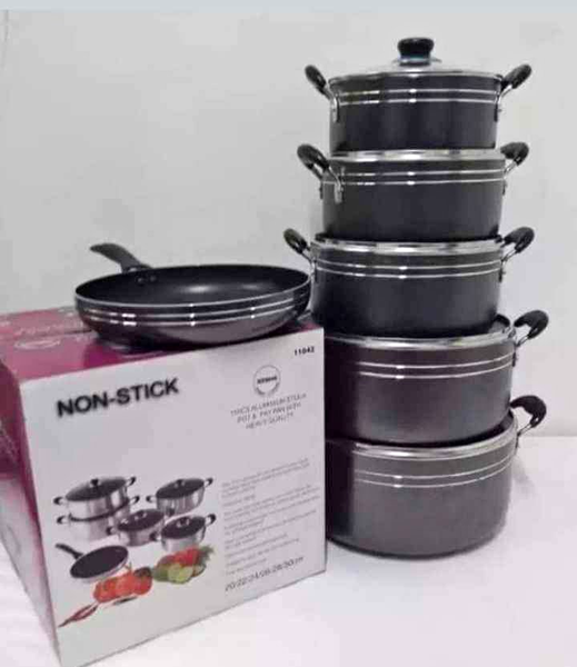  Ensemble de casseroles et poêle