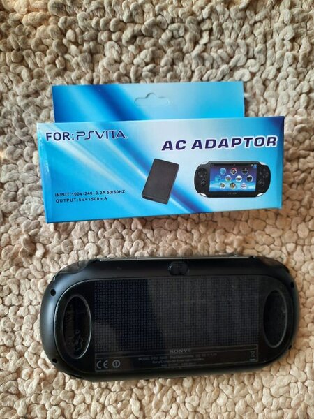 PS vita fat  occasion +20 jeux installés  - une pochettes