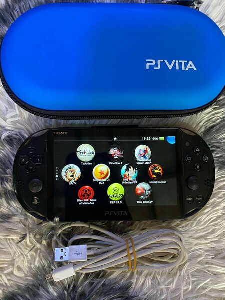 LA PSVITA SLIM DÉJÀ CRAQUER   ET 30JEUX UNE SACOCHE