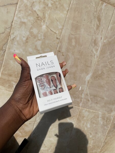 Press on nails