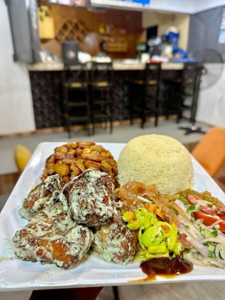 Poulet braisé+ Attiéké+ Alloco