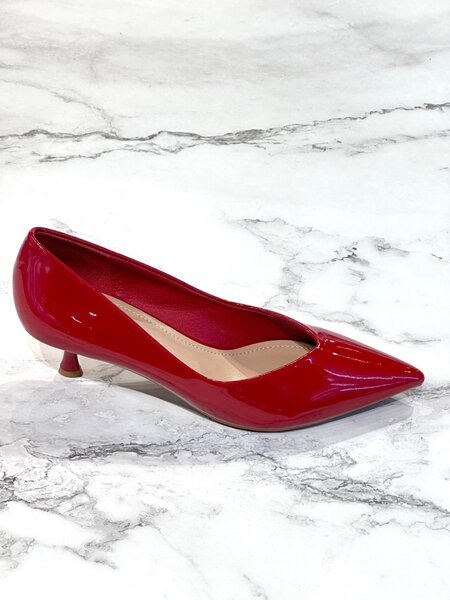 Escarpins vernis rouges élégants