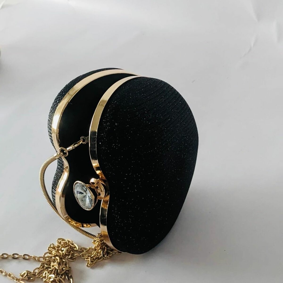 Heart-shaped clutch
