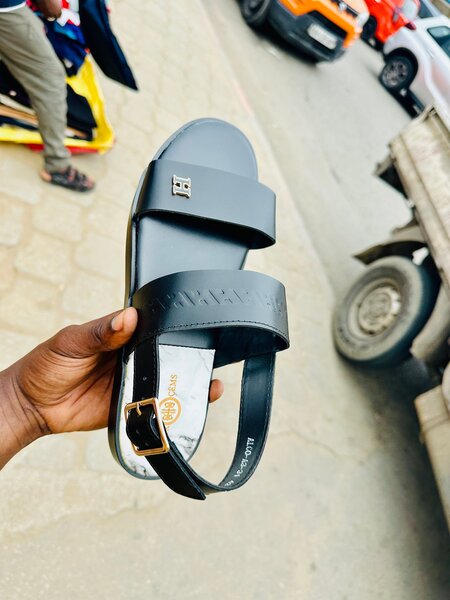 Sandales en cuir noir élégant