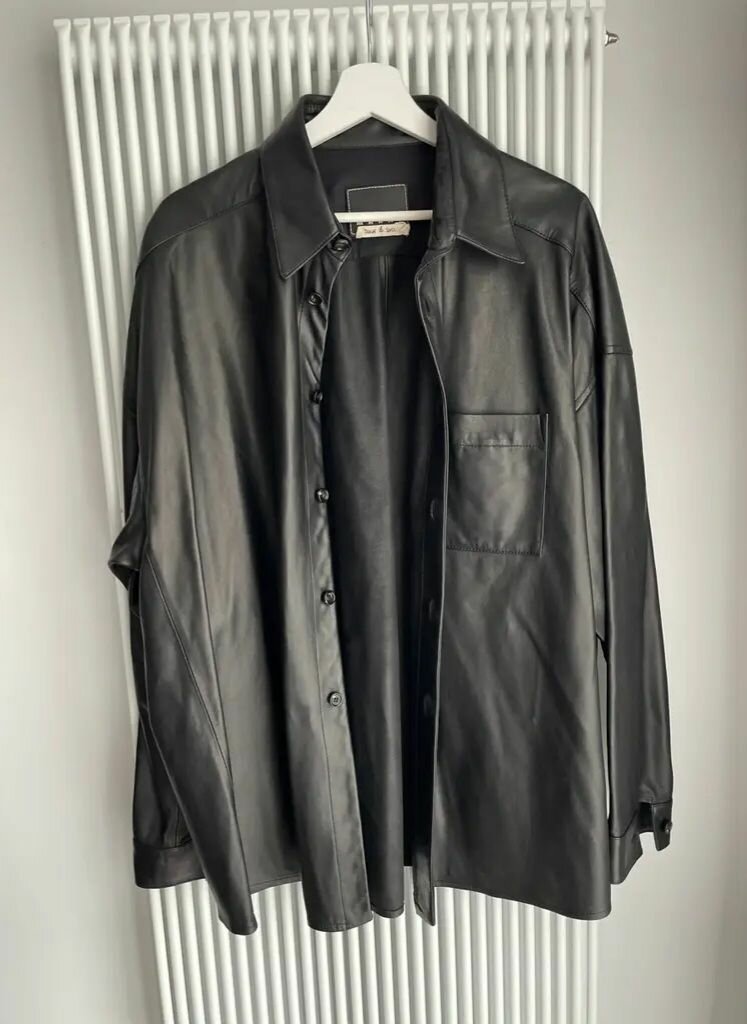 Chemise en cuir noir chic