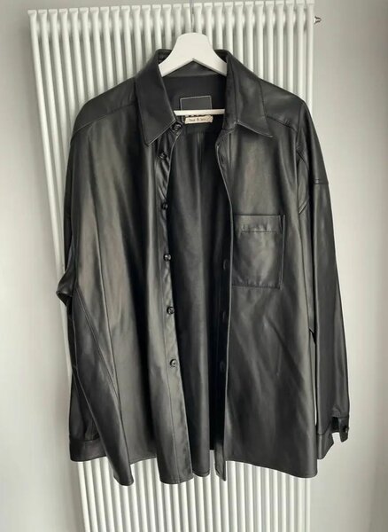 Chemise en cuir noir chic