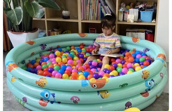 Ball pit / swimming pool