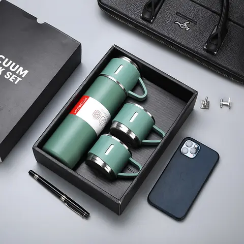 Four électronique et assiettes et goud