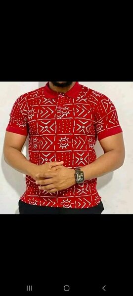 Polo rouge à motifs géométriques