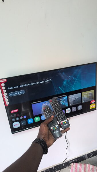 Télévision Smart avec Télécommandes