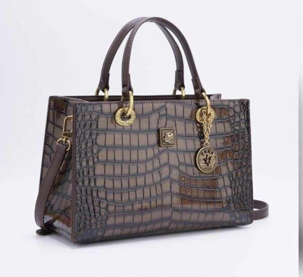 Quality hand bag for the Queens