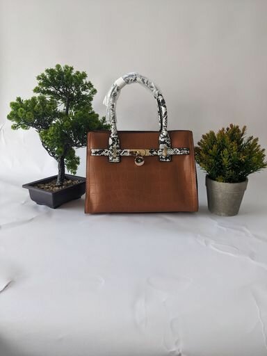 Fashionable leather bag