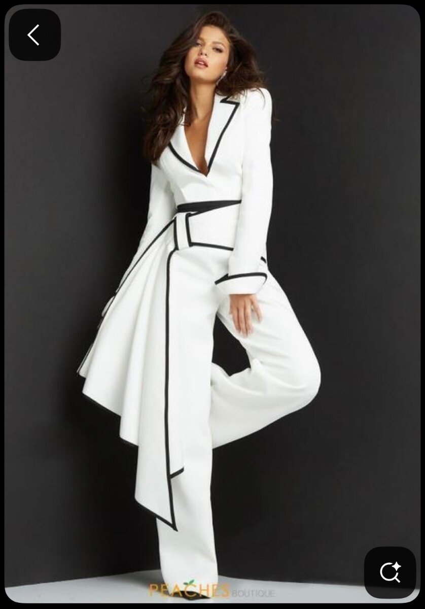 Élégant costume blanc pour femme